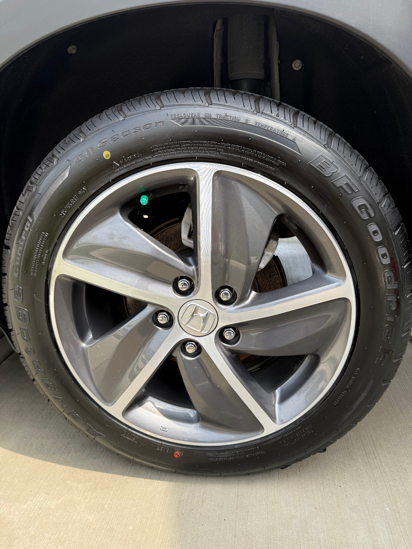Honda HR-V wheel and tire after cleaning and dressing